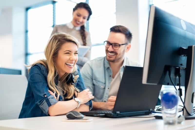 Equipo optimizando tiempo con un software