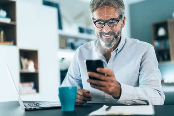 Descubre cómo verificar si el nombre de tu marca se encuentra registrada base datos registro de marca Hombre haciendo registro de marca en colombia