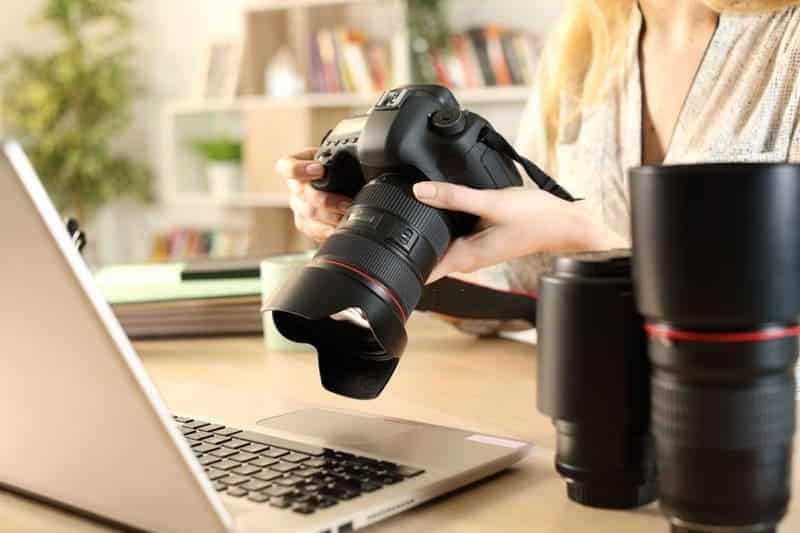 Fotografía Profesional: Los aspectos que le darán vida a tu empresa fotografia profesional colombia amd 800x533 1 Mujer revisando cámara para sesión de fotografia profesional en colombia