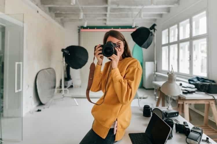Descubre todo lo que debes saber sobre la Fotografía Profesional pasion por la fotografia 750x499 1 Mujer apasionada por la fotografia de producto profesional